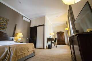 Отель Reikartz Medievale Lviv Львов Улучшенный двухместный номер с 1 кроватью или 2 отдельными кроватями-3